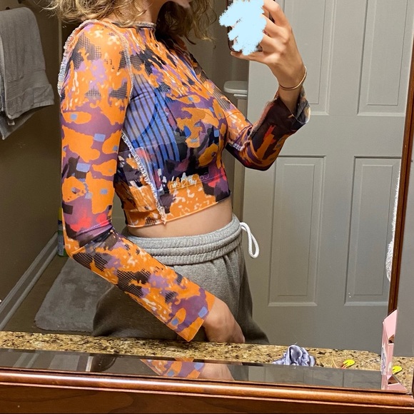 Patterned Mesh Crop Top - Picture 2 of 5